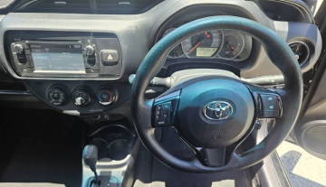 2017 Auto Toyota Yaris with low kms and easy finance 10.jpg